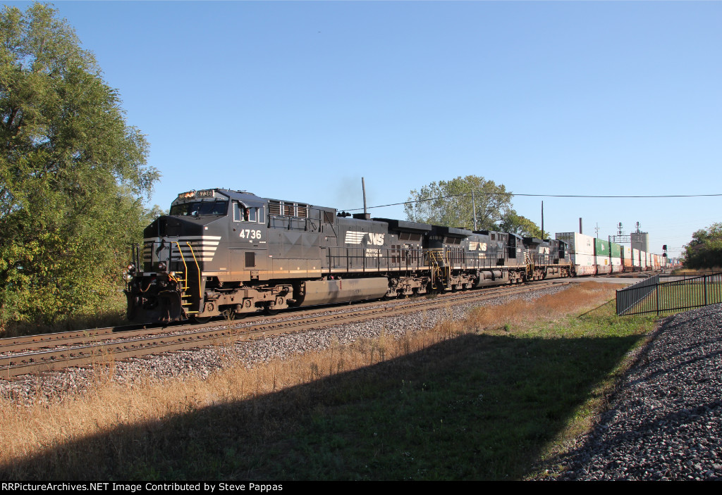 NS 4736 on the point of a stack train